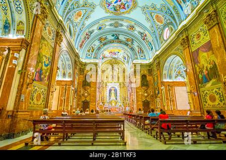 Sevilla, SPANIEN - 1. OKTOBER 2019: Die Abendgasse in der schönen Basilica Macarena mit der Skulptur der Jungfrau von Macarena im Altar, am 1. Oktober in Stockfoto