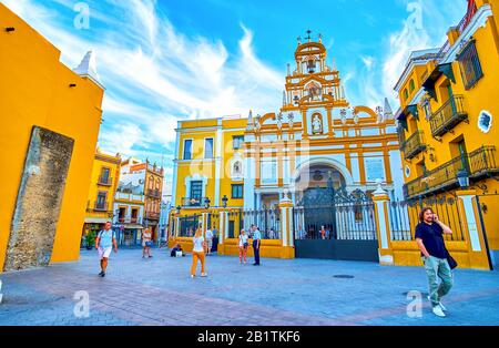 Sevilla, SPANIEN - 1. OKTOBER 2019: Die schöne Basilika der Macarena ist einer der geehrten Orte der Religion in der Stadt, am 1. Oktober in Sevi Stockfoto