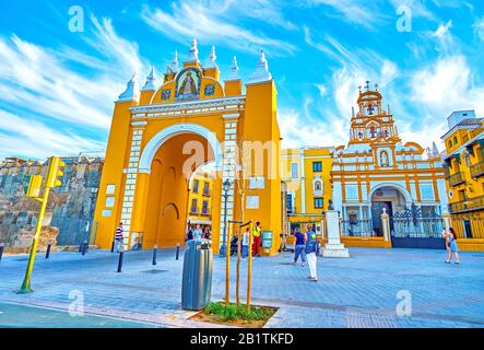 Sevilla, SPANIEN - 1. OKTOBER 2019: Die mittelalterliche Puerta de la Macarena (Tore von Macarena) mit der Fassade der Basilika von Macarena im Hintergrund Stockfoto