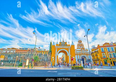 Sevilla, SPANIEN - 1. OKTOBER 2019: Der schöne Abendhimmel mit Zirruswolken mit malerischer Form über Wänden und Tor von Macarena in historischem Nachbarn Stockfoto