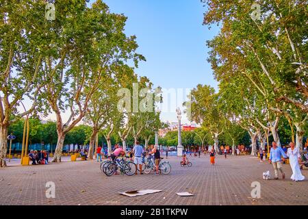 Sevilla, SPANIEN - 1. OKTOBER 2019: Der La Alameda Platz mit großer Fußgängerzone ist einer der beliebtesten Orte für Abendspaziergänge und die schöne Meetin Stockfoto