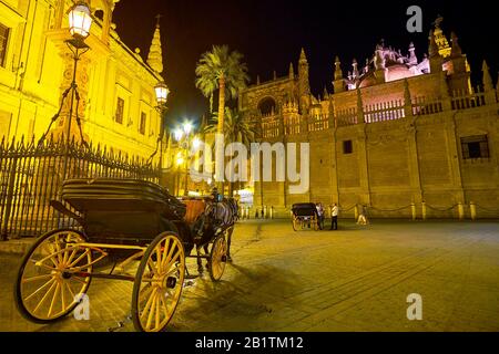 Sevilla, SPANIEN - 1. OKTOBER 2019: Der touristische Pferdewagen steht auf der Plaza del Triunfo und bietet eine angenehme Nachfahrt durch den historischen Altschlepp Stockfoto
