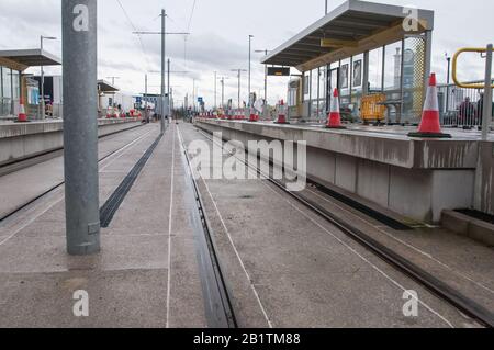 Rund um Großbritannien - neue Station und Plattform bei Manchester Metrolink Expansion nach Barton Sq. Urmston Stockfoto