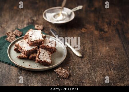 Scheiben Hausgemachte Brownie-Kuchen mit dunkler Schokolade mit Puderzucker auf dunklem Hintergrund. Platz für Text Stockfoto