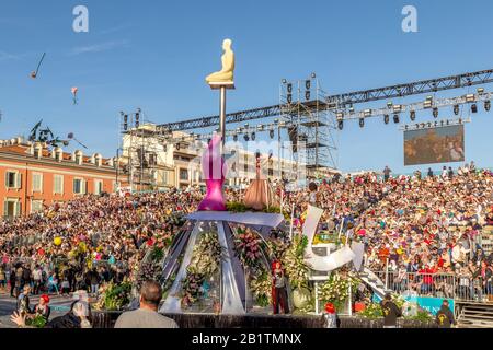 Nice, Cote d'Azur, Frankreich - 15. Februar 2020: Carnaval de Nice, Dieses Jahr Thema King of Fashion Stockfoto