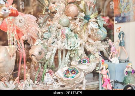 Riga, Lettland - 8. Dezember 2019. Souvenirladen. Souvenirs. Menschen, die traditionelle Souvenirs auf einem europäischen Weihnachtsmarkt kaufen. Stockfoto