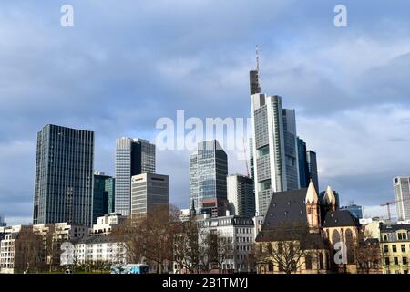 Frankfurt, Deutschland - 19. Januar 2020: Frankfurter Skyline. Stockfoto