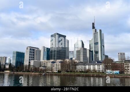 Frankfurt, Deutschland - 19. Januar 2020: Frankfurter Skyline. Stockfoto