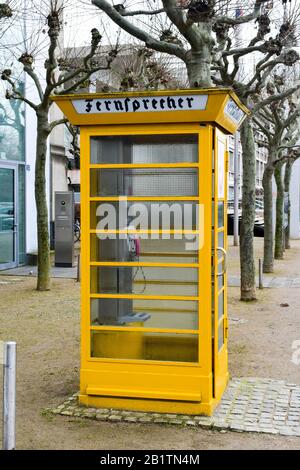 Vintage gelb-deutsche Telefonbox. Stockfoto