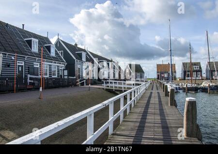 Schöne Anlegestelle der Insel Marken und typische grüne Holzhäuser in der Nähe der Küste, Marken, Niederlande Stockfoto