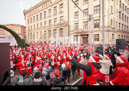 Riga, Lettland - 8. Dezember 2019. Nicht identifizierte Teilnehmer des jährlichen Santas Fun Run Walk am Dezember. Das Rennen von Riga Santa beginnt am Weihnachtsmarkt Stockfoto