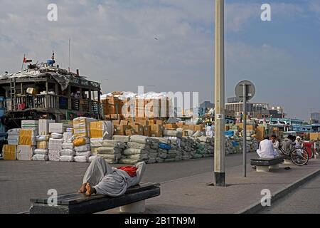 Dubai, vae - 2020.02.22: Waren auf dem Kai des dubai deira Baches, wie wharfage auf dem Transit zu und von iranischen Häfen, die von Holzdows versandt werden Stockfoto