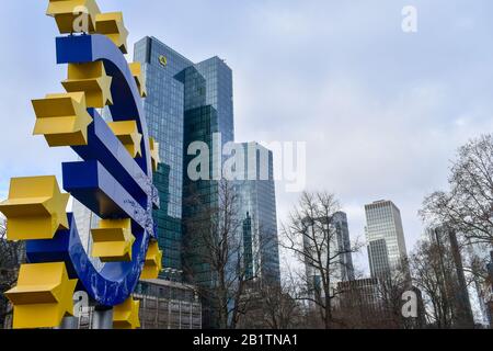 Frankfurt, Deutschland - 19. Januar 2020: Finanzviertel in Frankfurt. Stockfoto