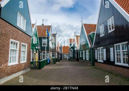 Blick auf die Straße in Marken, Niederlande. Traditionelle Fischerhäuser aus Holz im kleinen Dorf Nordholland. Stockfoto