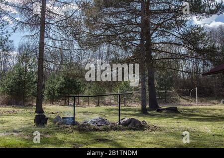 Camping Picknickplatz im Frühjahr im Wald Stockfoto