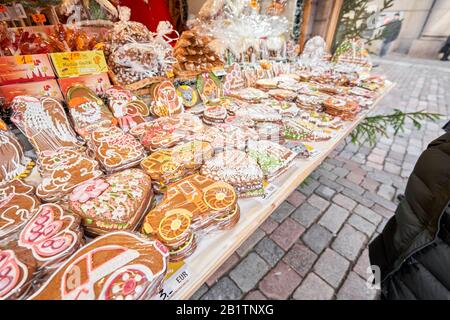 Riga, Lettland - 8. Dezember 2019. Weihnachtsmarkt auf dem Kuppelplatz in der Altstadt. Menschen, die traditionelle Souvenirs auf einem europäischen Weihnachtsmarkt kaufen Stockfoto