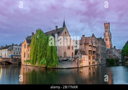 Berühmter Aussichtspunkt in Brüggen. Blick auf Brügges Altstadt und Belfry Turm mit rosafarbenem Himmel während der Dämmerung, Brüggen, Belgien Stockfoto