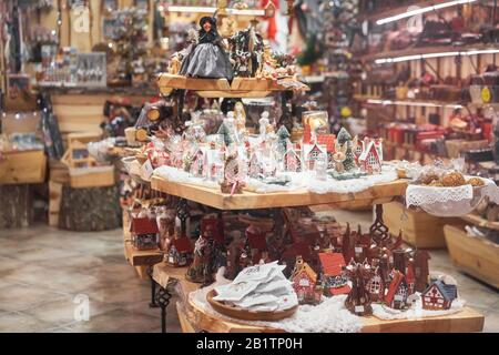 Riga, Lettland - 8. Dezember 2019. Souvenirladen. Souvenirs. Menschen, die traditionelle Souvenirs auf einem europäischen Weihnachtsmarkt kaufen. Stockfoto