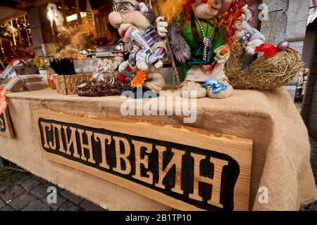 Riga, Lettland - 8. Dezember 2019. Weihnachtsmarkt auf dem Kuppelplatz in der Altstadt. Menschen, die traditionelle Souvenirs auf einem europäischen Weihnachtsmarkt kaufen Stockfoto