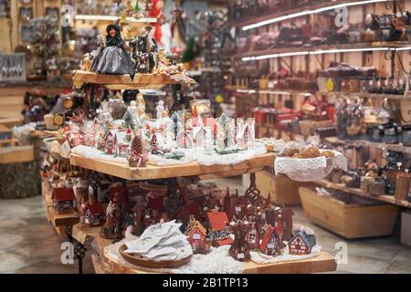 Riga, Lettland - 8. Dezember 2019. Souvenirladen. Souvenirs. Menschen, die traditionelle Souvenirs auf einem europäischen Weihnachtsmarkt kaufen. Stockfoto