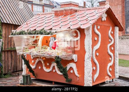 Riga, Lettland - 8. Dezember 2019. Weihnachtsmarkt auf dem Kuppelplatz in der Altstadt. Menschen, die traditionelle Souvenirs auf einem europäischen Weihnachtsmarkt kaufen Stockfoto