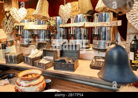 Riga, Lettland - 09. Dezember 2019. Zubereitung von Fleisch und nationalen Gerichten über einem offenen Feuer sowie von heißem Wein und Glühwein. Weihnachtsmarkt im Dome Stockfoto