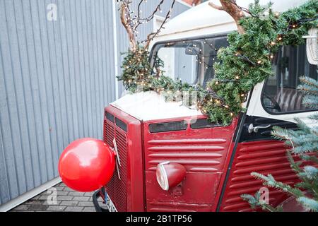 Riga, Lettland - 09. Dezember 2019. Altes Auto, seltener Citroen. Weihnachtsmarkt auf dem Kuppelplatz in der Altstadt. Handelshäuser mit Verkauf von weihnachtsgeschenken. Stockfoto