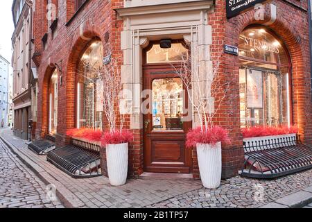 Riga, Lettland - 09. Dezember 2019. Straße in einem Weihnachtstag in einer alten europäischen Stadt. Lampen Girlanden, weihnachtsdekor und Dekorationen Stockfoto