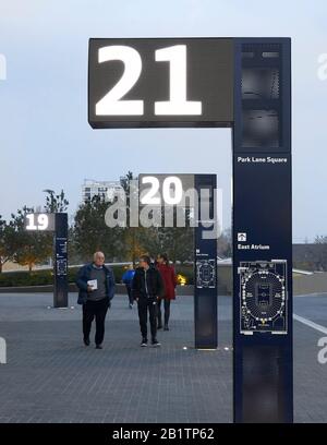 Beleuchtetes Wegfindesystem mit Digital Signage. Das Neue Tottenham Hotspur Stadium, London, Großbritannien. Architekt: Populous, 2019. Stockfoto