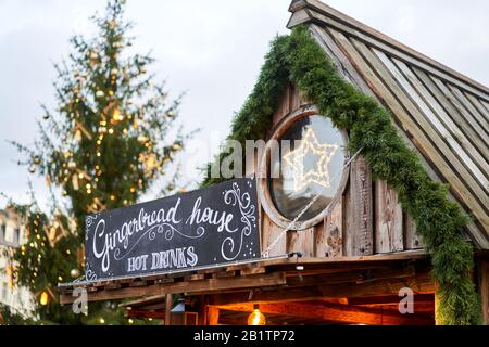 Riga, Lettland - 09. Dezember 2019. Weihnachtsmarkt auf dem Kuppelplatz in der Altstadt. Menschen, die traditionelle Souvenirs auf einem europäischen Weihnachtsmarkt kaufen Stockfoto