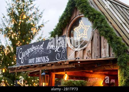 Riga, Lettland - 09. Dezember 2019. Weihnachtsmarkt auf dem Kuppelplatz in der Altstadt. Menschen, die traditionelle Souvenirs auf einem europäischen Weihnachtsmarkt kaufen Stockfoto