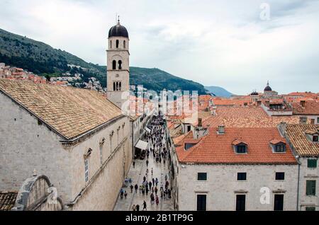 Blick auf das Stadtzentrum von Dubrovnik, den alten Turm und die Menge. Überfüllte, touristisch enge Straße in der Altstadt, Blick auf rote Dächer und Turm. Stockfoto