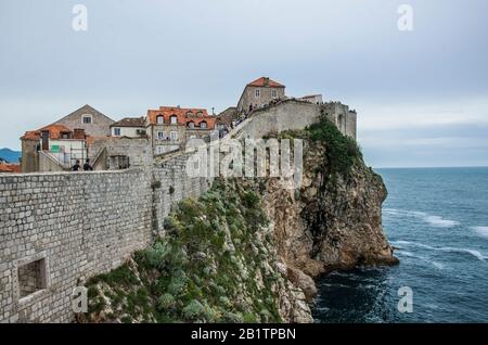Stadtmauern der Altstadt von Dubrovnik, Kroatien. Blick auf die Mauern der Festung, die felsige Küste und das blaue Meer, Dubrovnik, Kroatien Stockfoto