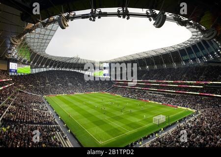 Erhöhter Blick über die Stadionschale während der Veranstaltung. Das Neue Tottenham Hotspur Stadium, London, Großbritannien. Architekt: Populous, 2019. Stockfoto