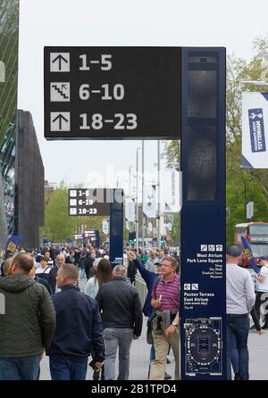 Wegwertsystem mit Digital Signage auf der Straße. Das Neue Tottenham Hotspur Stadium, London, Großbritannien. Architekt: Populous, 2019. Stockfoto