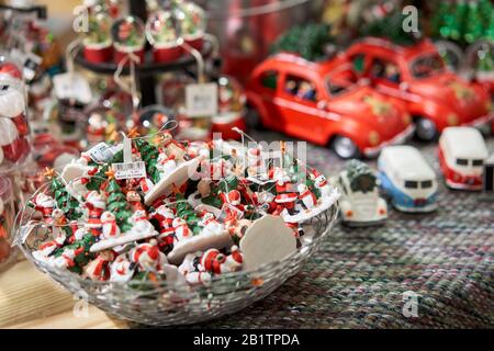 Riga, Lettland - 11. Dezember 2019. Rigaer Einkaufszentrum Stockman. Weihnachtsmesse. Viel Weihnachtsdekoration im Geschäft. Weihnachtseinkäufe für Neujahrsbaum. Stockfoto