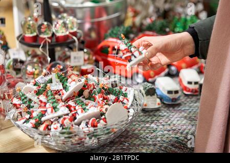 Riga, Lettland - 11. Dezember 2019. Rigaer Einkaufszentrum Stockman. Weihnachtsmesse. Viel Weihnachtsdekoration im Geschäft. Weihnachtseinkäufe für Neujahrsbaum. Stockfoto