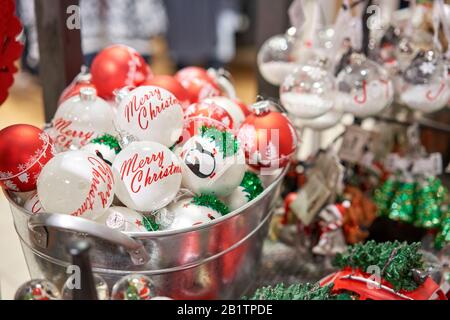 Riga, Lettland - 11. Dezember 2019. Rigaer Einkaufszentrum Stockman. Weihnachtsmesse. Viel Weihnachtsdekoration im Geschäft. Weihnachtseinkäufe für Neujahrsbaum. Stockfoto