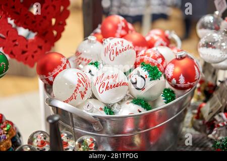 Riga, Lettland - 11. Dezember 2019. Rigaer Einkaufszentrum Stockman. Weihnachtsmesse. Viel Weihnachtsdekoration im Geschäft. Weihnachtseinkäufe für Neujahrsbaum. Stockfoto