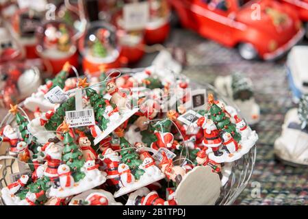 Riga, Lettland - 11. Dezember 2019. Rigaer Einkaufszentrum Stockman. Weihnachtsmesse. Viel Weihnachtsdekoration im Geschäft. Weihnachtseinkäufe für Neujahrsbaum. Stockfoto