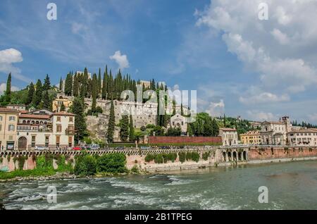Blick auf das römische Theater und den Fluss in Verona, Italien. Blick auf das Archäologische Museum des römischen Theaters (Museo Archeologico al Teatro Romano) und den St. Pietro Stockfoto