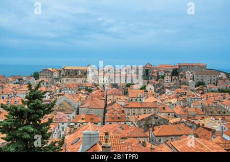 Blick auf die roten Dächer und das blaue Meer von der Stadtmauer Dubrovnik, Dubrovnik, Kroatien. Blick von oben auf die Altstadt Stockfoto
