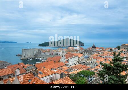 Blick auf die roten Dächer und das blaue Meer von der Stadtmauer Dubrovnik, Dubrovnik, Kroatien. Blick von oben auf die Altstadt Stockfoto