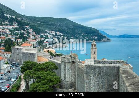 Blick auf Dubrovnik-Mauer, Turm und blaues Meer während des sonnigen Sommertags, Dubrovnik, Kroatien. Atemberaubender Blick auf die Stadtmauern von Dubrovnik und die Altstadt von Dubrovnik Stockfoto