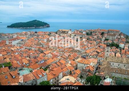 Blick auf die roten Dächer und das blaue Meer von der Stadtmauer Dubrovnik, Dubrovnik, Kroatien. Blick von oben auf die Altstadt Stockfoto