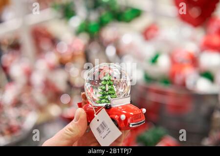 Riga, Lettland - 11. Dezember 2019. Rigaer Einkaufszentrum Stockman. Kleine rote Autos spielen Volkswagen-Käfer. Viel Weihnachtsdekoration im Geschäft. Weihnachtseinkäufe Stockfoto