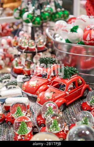 Riga, Lettland - 11. Dezember 2019. Rigaer Einkaufszentrum Stockman. Kleine rote Autos spielen Volkswagen-Käfer. Viel Weihnachtsdekoration im Geschäft. Weihnachtseinkäufe Stockfoto