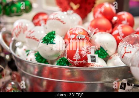 Riga, Lettland - 11. Dezember 2019. Rigaer Einkaufszentrum Stockman. Weihnachtsmesse. Viel Weihnachtsdekoration im Geschäft. Weihnachtseinkäufe für Neujahrsbaum. Stockfoto