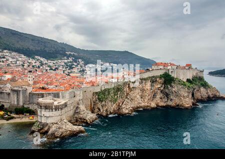 Stadtmauern der Altstadt von Dubrovnik, Kroatien. Blick auf die Mauern der Festung, die felsige Küste und das blaue Meer, Dubrovnik, Kroatien Stockfoto