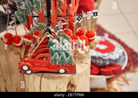 Riga, Lettland - 11. Dezember 2019. Rigaer Einkaufszentrum Stockman. Weihnachtsmesse. Viel Weihnachtsdekoration im Geschäft. Weihnachtseinkäufe für Neujahrsbaum. Stockfoto